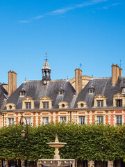 Fototapeta na wymiar Blick auf den Place des Vosges in Paris, Frankreich
