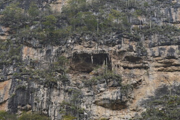 Formações rochosas na encosta