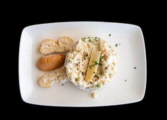 Ensaladilla russa con guarnición y ración de pan