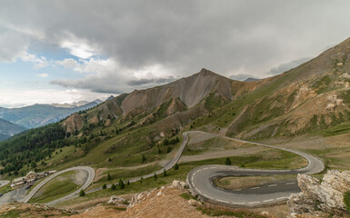 Route en lacets du col de l'Izoard à Cervières, Hautes-Alpes, France