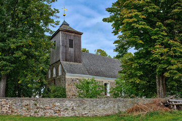 Die denkmalgeschützte Dorfkirche Chorin aus dem 13. Jahrhundert, Ansicht von Nordwesten