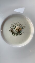 하얀 접시 안의 크림 스프 / Cream soup in a white plate.
