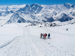 Fototapeta na wymiar A group of climbers climbs the snowy mountain Elbrus