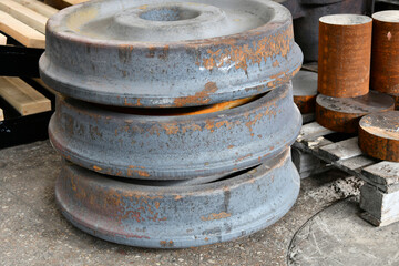 Blanks for the manufacture of wheelsets after thermal hardening.