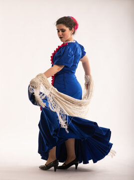 Chula Madrile&ntilde;a vestida de chulapa, traje t&iacute;pico del Chotis Madrile&ntilde;o.