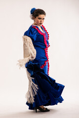 Chula Madrileña vestida de chulapa, traje típico del Chotis Madrileño.