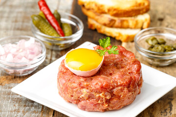 steak tartare with egg
