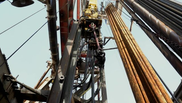 Drilling platform. Pipe rotates. Topdrive goes up. Drilling process