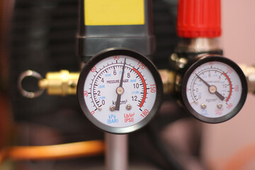 Flow regulator to reduce the pressure of the gas coming from the air compressor. gas pressure gauge in production - obrazy, fototapety, plakaty