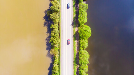 foto aérea de rodovia na beira da lagoa