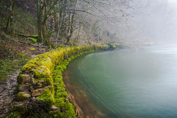 Mur dans la nature au bord de l'eau