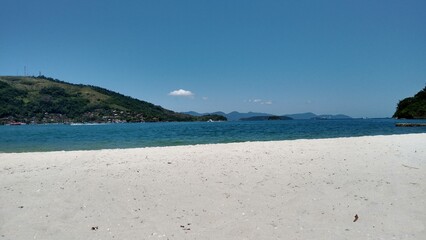 Praia de areias brancas em Angra dos Reis