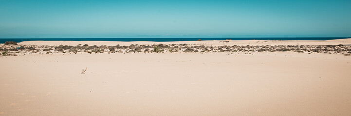 Sanddünen und Meer auf den Kanaren