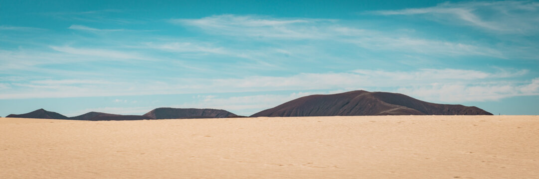 Landschaft mit Wüste und Vulkan Panoramaformat