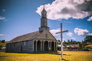 Schicke Holzkirche Aldachildo auf Chiloe mit heller Holz Fassade und einem riesigen hölzernen...