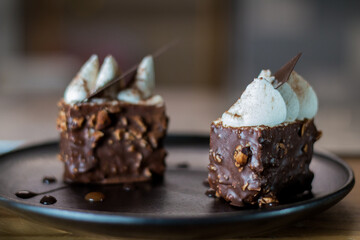 Dessert au chocolat avec éclat de noisettes