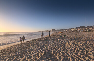 caminando por la orilla de la playa