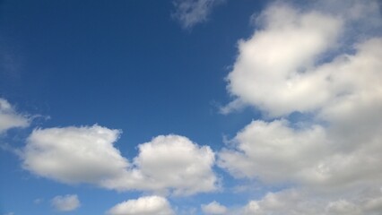 Naklejka na ściany i meble Nuvens no céu azul