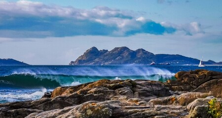 Fototapeta na wymiar Olas en el mar con las islas Cíes.
