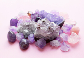 Obraz na płótnie Canvas Druse and crystals of amethyst and rose quartz. Beautiful semi-precious stones lie on the table. Top view.