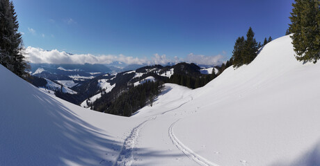 Winterwanderung bei Sonne und Wolken