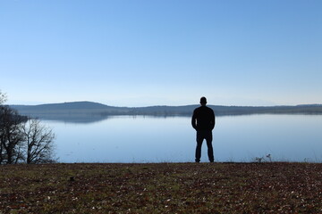 Mi  soledad y yo, con la mirada perdida en las lejanas montañas, tras el lago.