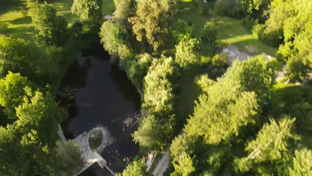 Nombre/s original/es: River side, sunset, Drone shoot, moody green, green woods, clouds, sunny day, woods, afternoon Europa SLOVENIJA, POSTOJNA , NANOS, prodia, from top.mov