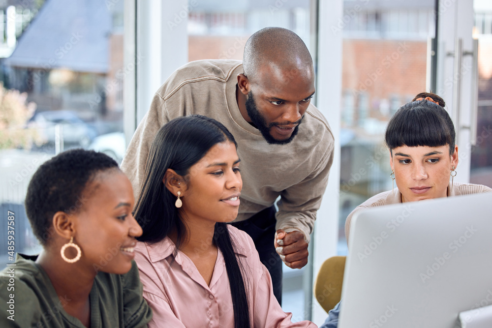 Aufkleber A supportive environment makes for a better working atmosphere. Shot of a group of businesspeople discussing something on a desktop.