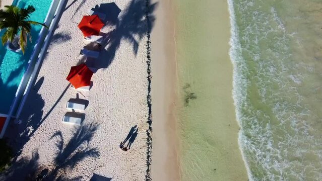 Vista aerea de las personas caminando en a la playa de arena en Tulum, M&eacute;xico