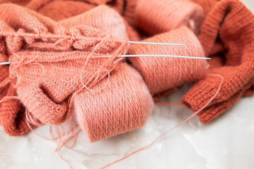 Fototapeta na wymiar balls of thread wool with knitting needles