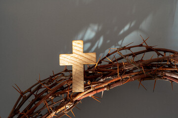 Dornenkrone und das Kreuz, die Symbole des Leiden Christi