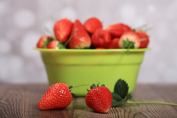 Fresh strawberries on the plate, fresh strawberries on the table