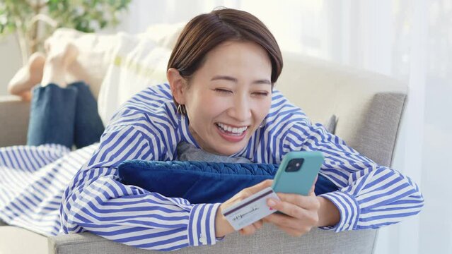 女性・スマートフォン・クレジットカード