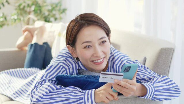 女性・スマートフォン・クレジットカード