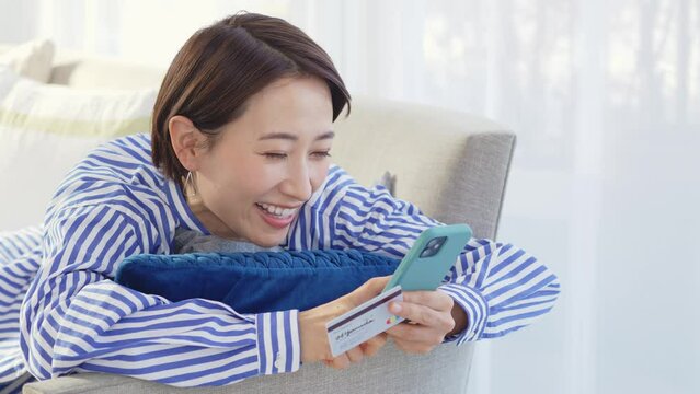 女性・スマートフォン・クレジットカード