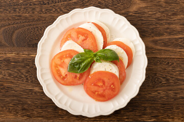 トマトとモッツァレラチーズのカプレーゼ
