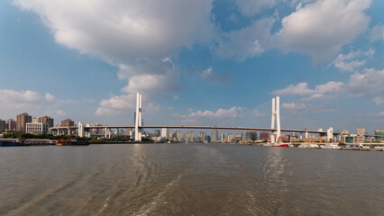 Landschap van de Shanghai Nanpu-brug en de skyline van de stad gezien vanaf zeilschip in zonnige dag.