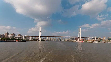 Fotobehang Nanpubrug Landschap van de Shanghai Nanpu-brug en de skyline van de stad gezien vanaf zeilschip in zonnige dag.