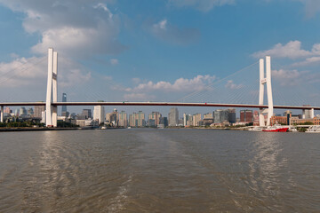 Landschap van de Shanghai Nanpu-brug en de skyline van de stad gezien vanaf zeilschip in zonnige dag.