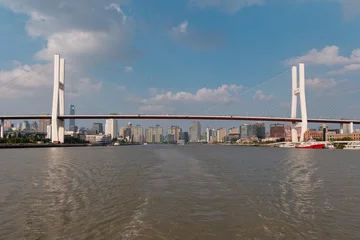 Photo sur Plexiglas Pont de Nanpu Paysage du pont Shanghai Nanpu et des toits de la ville vus du voilier en journée ensoleillée.