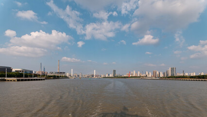 Landschaft der Shanghai Nanpu-Brücke und der Skyline der Stadt, die an sonnigen Tagen vom Segelschiff aus betrachtet werden.
