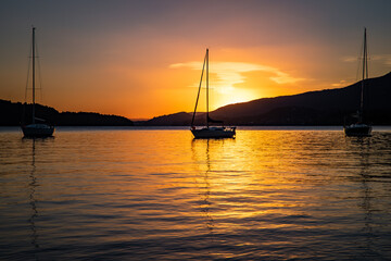 Fototapeta na wymiar beautiful sunrise on lake nahuel huapi with boats