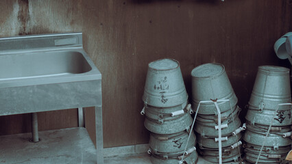 寺の入り口にあるお参りのためのバケツと柄杓置き場