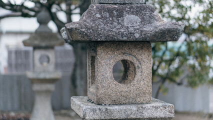 寺の入り口に立つ一対の灯籠