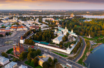 Obraz premium Cityscape of Yaroslavl with view of Transfiguration Monastery and Epiphany Church in evening.