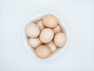 그릇에 담긴 신선한 계란 