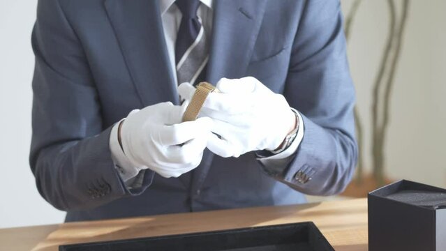 時計の鑑定・査定をするアジア人