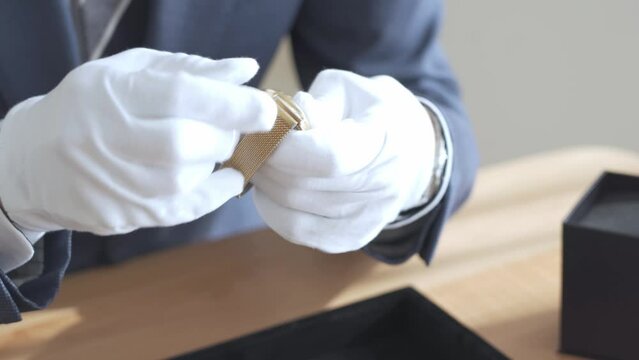 時計の鑑定・査定をするアジア人