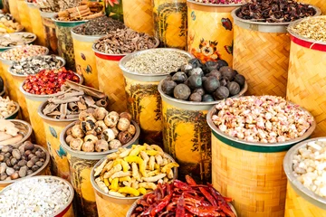 Rolgordijnen Dubai Spice Souk. Traditional bazaar in Dubai, United Arab Emirates (UAE) Selling a variety of fragrances and spices, herbs. © Curioso.Photography