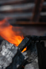 carbón vegetal encendido con fuego para asador y carne asada o cocinar  - obrazy, fototapety, plakaty